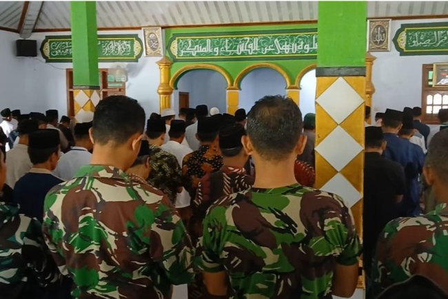 Anggota Satgas TMMD Reguler 125 Laksanakan Sholat Dhuhur Berjamaah di Masjid Jami' Al Badriyah Windurojo