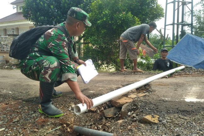 Satgas TMMD Reguler ke-125 Kodim 0710/Pekalongan Mulai Lakukan Pengukuran Pipa untuk Pipanisasi Air Bersih di Desa Windurojo