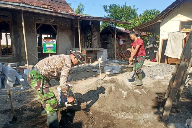 Satgas TMMD Reguler ke-125 Kodim 0710/Pekalongan Mulai Plester Dinding Rumah Bapak Kirno di Desa Windurojo