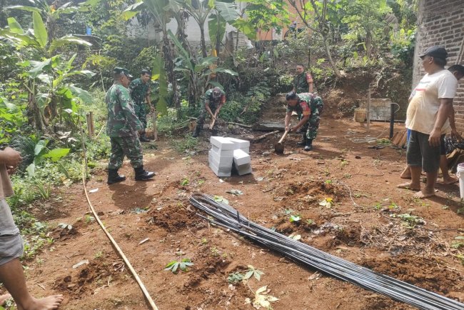 Danramil 11/Punggelan  Dampingi Pembangunan RTLH di Wilayah Binaan