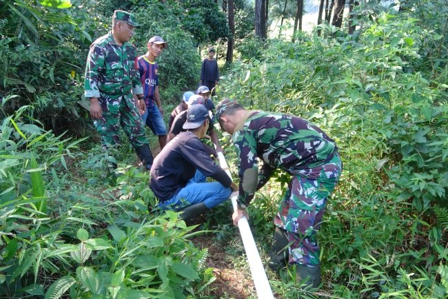 Kompak! Satgas TMMD Reguler 125 Kodim 0710/Pekalongan dan Warga Pasang Pipanisasi untuk Air Bersih di Desa Windurojo