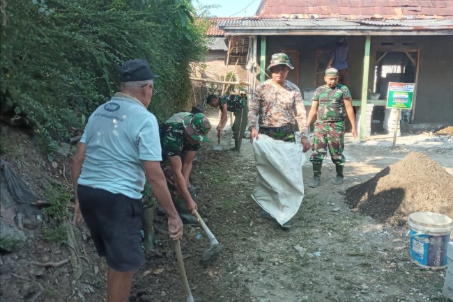 Satgas TMMD Kodim 0710/Pekalongan dan Warga Bangun Saluran Air di Rumah Bapak Kirno, Dukuh Karangmoncol