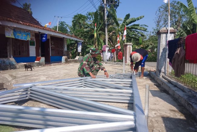 Satgas TMMD Kodim 0710/Pekalongan Mulai Pemasangan Kuda-Kuda Rangka Atap di Rumah Ibu Wartini, Dukuh Leles