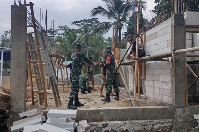 Babinsa Koramil Banjarmangu Bantu Warga Bangun RTLH