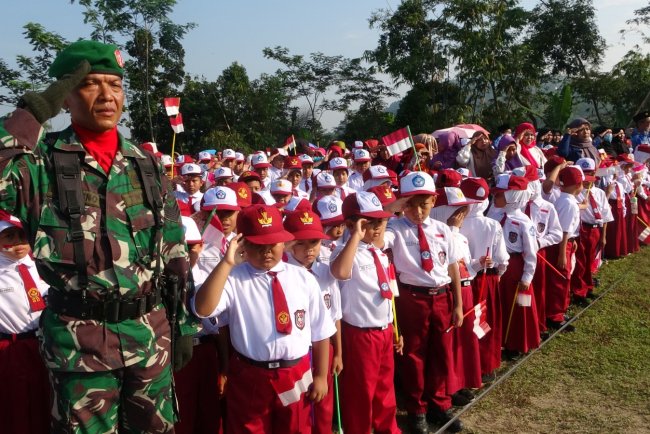 Serka Sutrisno Pimpin Anak-Anak SD Windurojo dalam Upacara HUT RI ke-80 Bersama Satgas TMMD Reguler 125 Kodim 0710/Pekalongan