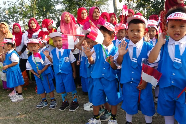 Anak-Anak TK dan PAUD Desa Windurojo Ikut Andil dalam Upacara HUT RI ke-80 Bersama Satgas TMMD Reguler 125 Kodim 0710/Pekalongan