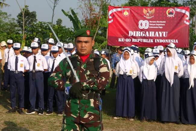 Lettu Inf Sugino Pimpin Pasukan sebagai Komandan Upacara HUT RI ke-80 Bersama Satgas TMMD Reguler 125 di Desa Windurojo