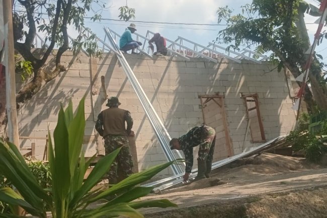 Satgas TMMD Reguler 125 Kodim 0710/Pekalongan Pasang Rangka Baja Ringan RTLH Milik Ibu Wartini di Dukuh Leles