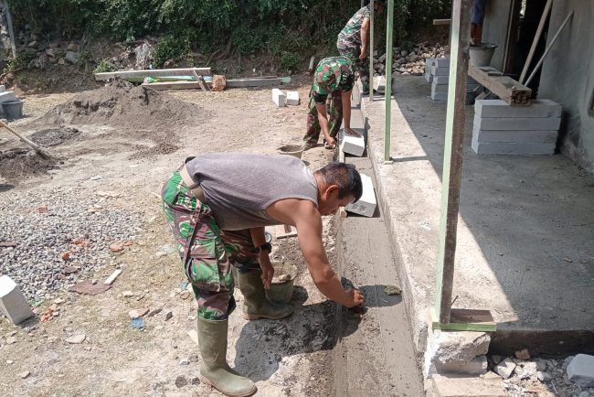 Satgas TMMD Reguler 125 Kodim 0710/Pekalongan Laksanakan Pemlesteran Lantai Depan Rumah Bapak Kirno di Dukuh Karangmoncol