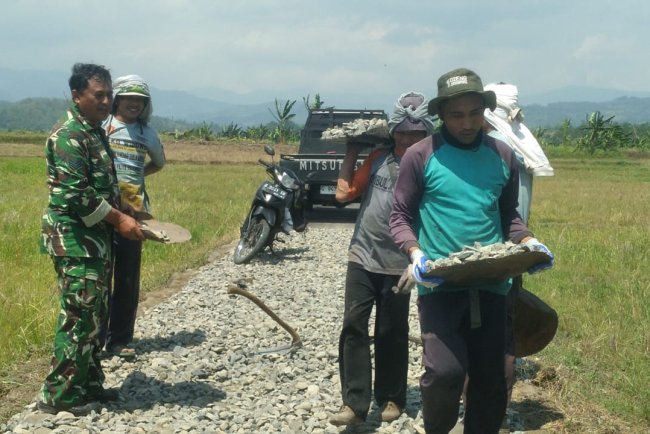 Satgas TMMD Reguler 125 Kodim 0710/Pekalongan Kebut Pengaspalan Jalan di Desa Windurojo Sepanjang 175 Meter