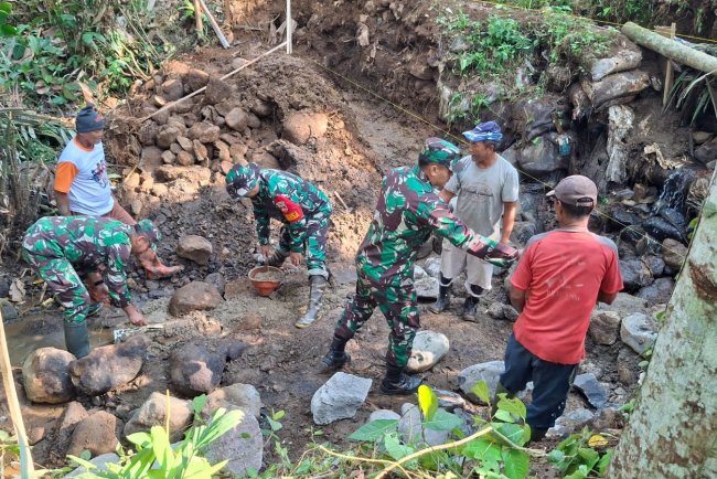 Babinsa Bantu Warga Gotong Royong Renovasi Saluran Irigasi