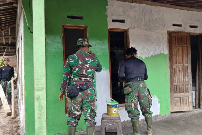 Satgas Tmmd Reguler 125 Kodim 0710/Pekalongan Finishing Rumah Pak Kardi Dengan Cat Hijau Army Di Dukuh Karangmoncol