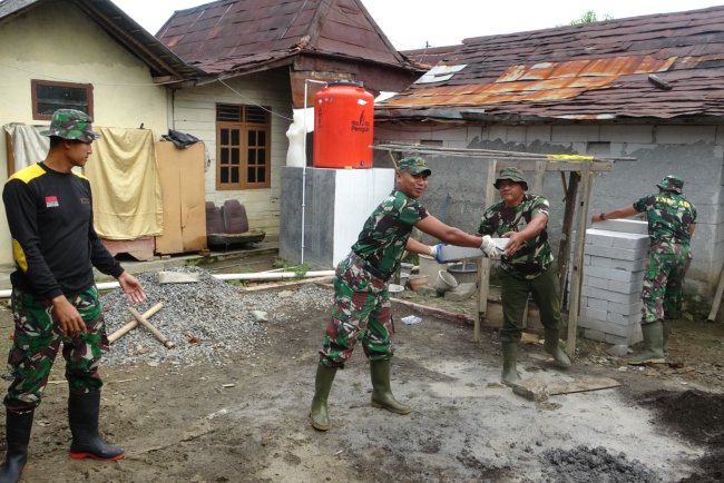 Anggota Satgas Tmmd Reguler Ke-125 Bantu Rapikan Rumah Warga Di Dukuh Karangmoncol