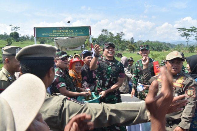 Tradisi Udik-Udikan Warnai Peresmian Jalan Hasil TMMD Reguler ke-125 di Desa Windurojo