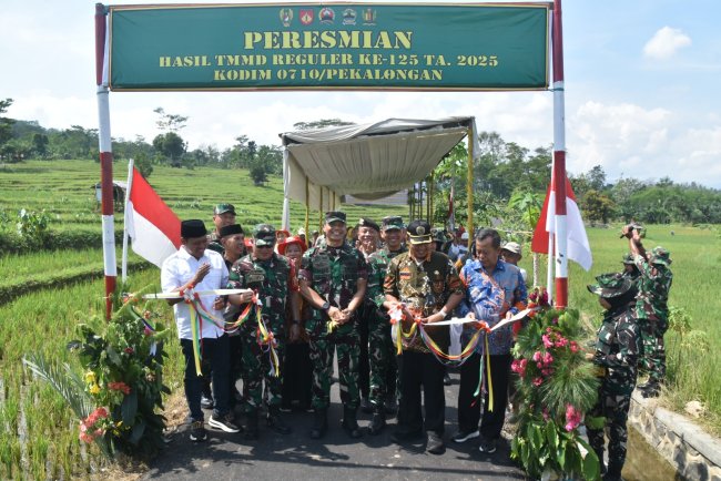 Target Sasaran Capai 100 Persen, Brigjen TNI Zainul Bahar Resmi Tutup TMMD Reguler Ke - 125 Kodim Pekalongan di Desa Windurojo