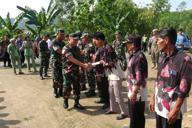 Warga dan Perangkat Desa Windurojo Sambut Hangat Brigjen TNI Zainul Bahar di Penutupan TMMD Reguler ke-125