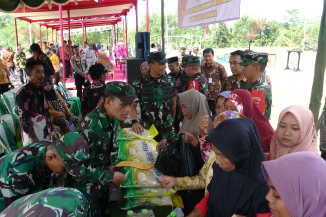 Bazar Pangan Murah Warnai Penutupan TMMD Reguler ke-125 di Windurojo, Brigjen TNI Zainul Bahar Tinjau Langsung