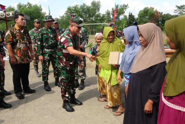 Pembagian Sembako Warnai Penutupan TMMD Reguler ke-125 di Windurojo