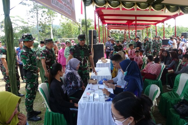 Pelayanan Kesehatan Gratis Disambut Antusias Warga Windurojo di Penutupan TMMD Reguler ke-125