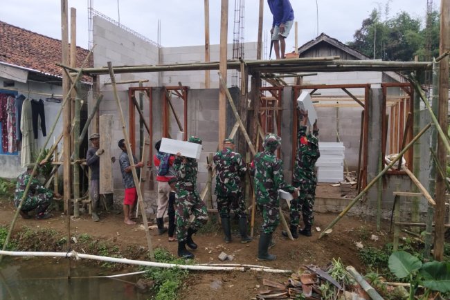 Sukseskan Program Unggulan Kasad Babinsa Koramil 16 Pejawaran Bantu Pembangunan Rumah Tidak Layak Huni