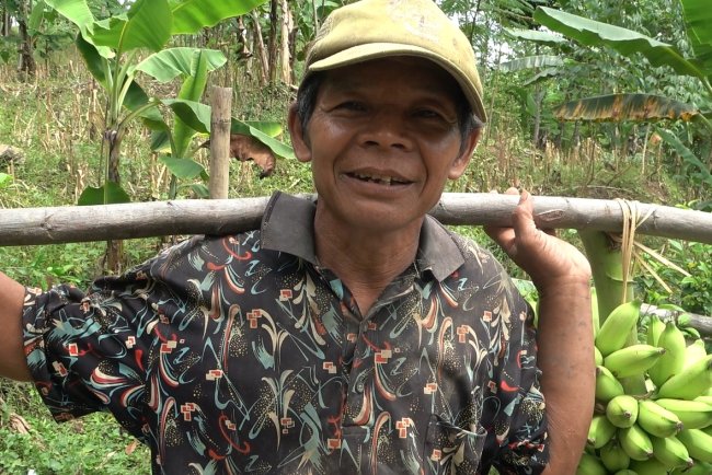 MBah Casmo Warga Dukuh Leles Ucapkan Terima Kasih atas Program Pipanisasi Satgas TMMD Reguler 125 Kodim 0710/Pekalongan