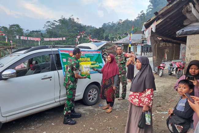 Dukung Program Gerakan Pangan Murah, Babinsa Koramil 04/Karangkobar Jual Beras SPHP di Desa Binaan