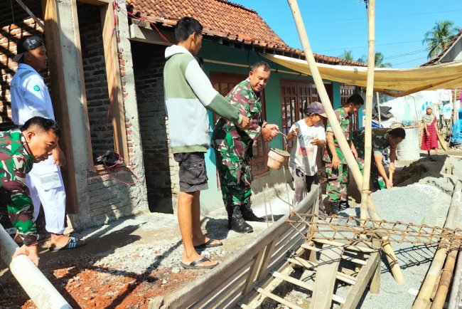 Danramil 11 Punggelan  Dampingi Perbaikan RTLH di Wilayah Binaan