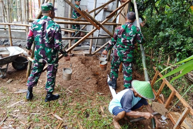 Babinsa Koramil Banjarmangu Bantu Warga Bangun RTLH