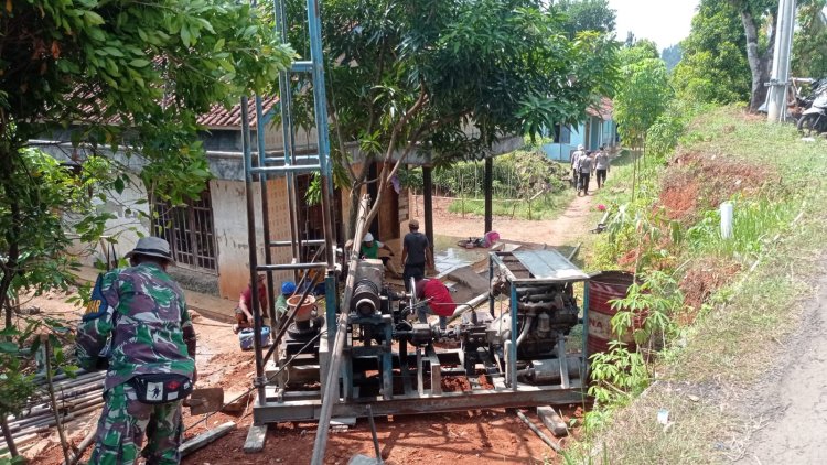 Satgas TMMD Bersama Warga Garap Sumur Bor di Dukuh Karang Moncol