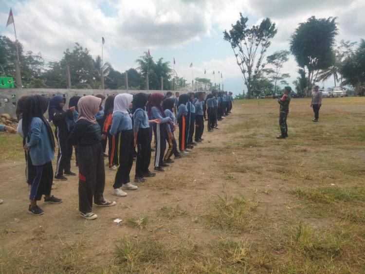 Sinergitas Babinsa Bersama Bhabinkamtibmas Dalam Melaksanakan Kegiatan Rutin Pelatihan Paskibra