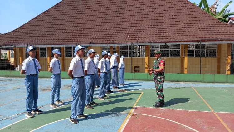 Bentuk Karakter Dan Disiplin Siswa  Babinsa Berikan Materi PBB Pada Siswa Siswi SMA N 1 Karangkobar