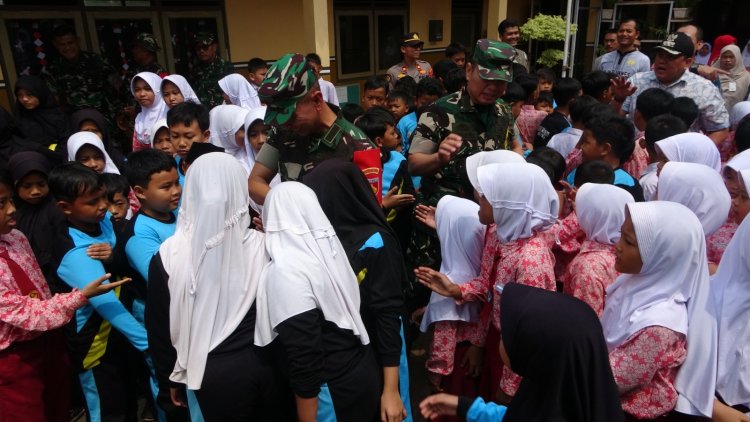 Tim Wasev TMMD dari Mabesad Disambut Meriah oleh Anak Sekolah Desa Windurojo