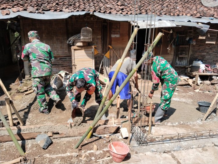 Koramil 08 Purwanegara Bersama Warga Gotong Royong Rehab Rumah Warga
