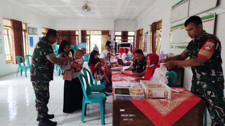 Mencegah Stunting Pada Anak Babinsa Bersama Bidan Desa Aktif Dalam Kegiatan Posyandu