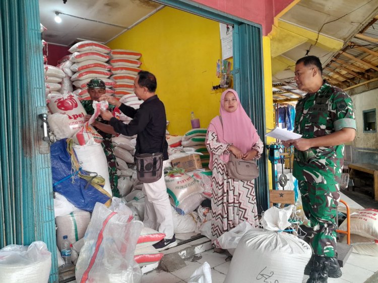 Jaga Ketahan Pangan Babinsa Koramil 04 Karangkobar Cek Gudang Beras Di Wilayah Binaan
