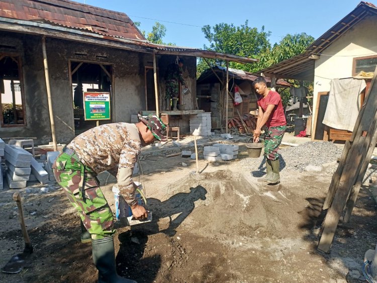 Satgas TMMD Reguler ke-125 Kodim 0710/Pekalongan Mulai Plester Dinding Rumah Bapak Kirno di Desa Windurojo