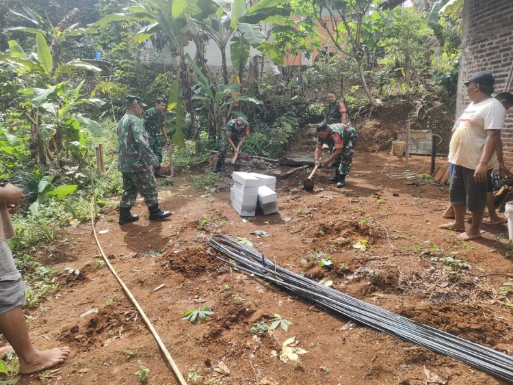 Danramil 11/Punggelan  Dampingi Pembangunan RTLH di Wilayah Binaan