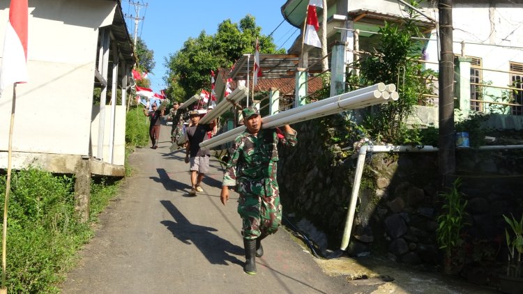 Luar Biasa! Satgas TMMD Reguler ke-125 Kodim 0710/Pekalongan dan Warga Pikul Pipa 1 Km Demi Air Bersih