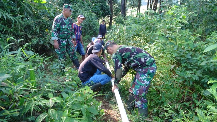 Kompak! Satgas TMMD Reguler 125 Kodim 0710/Pekalongan dan Warga Pasang Pipanisasi untuk Air Bersih di Desa Windurojo