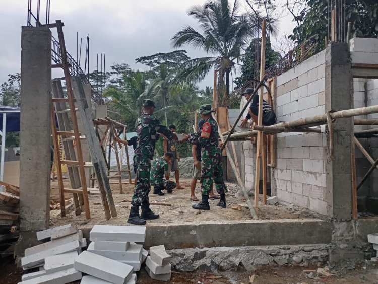 Babinsa Koramil Banjarmangu Bantu Warga Bangun RTLH