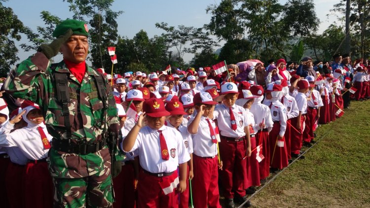 Serka Sutrisno Pimpin Anak-Anak SD Windurojo dalam Upacara HUT RI ke-80 Bersama Satgas TMMD Reguler 125 Kodim 0710/Pekalongan