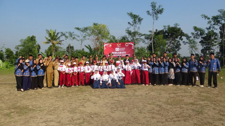 Usai Pimpin Upacara HUT RI ke-80, Dansatgas TMMD Reguler 125 Kodim 0710/Pekalongan Berfoto Bersama Peserta Upacara di Desa Windurojo