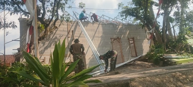 Satgas TMMD Reguler 125 Kodim 0710/Pekalongan Pasang Rangka Baja Ringan RTLH Milik Ibu Wartini di Dukuh Leles