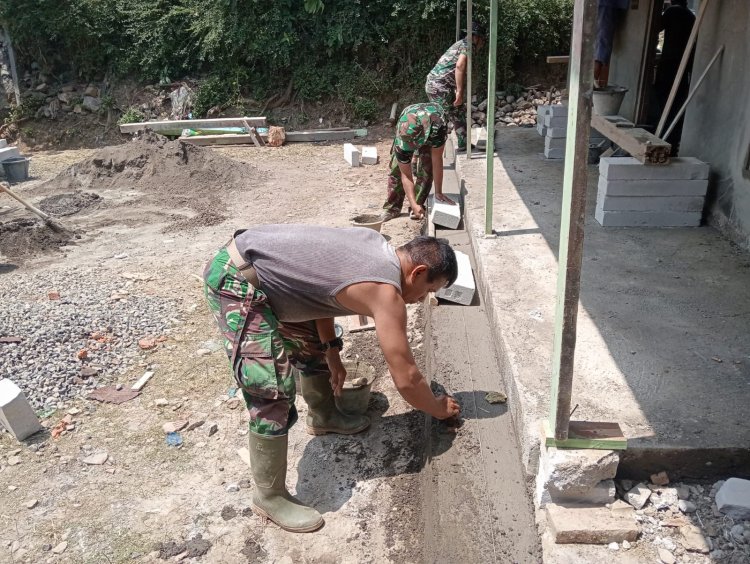 Satgas TMMD Reguler 125 Kodim 0710/Pekalongan Laksanakan Pemlesteran Lantai Depan Rumah Bapak Kirno di Dukuh Karangmoncol