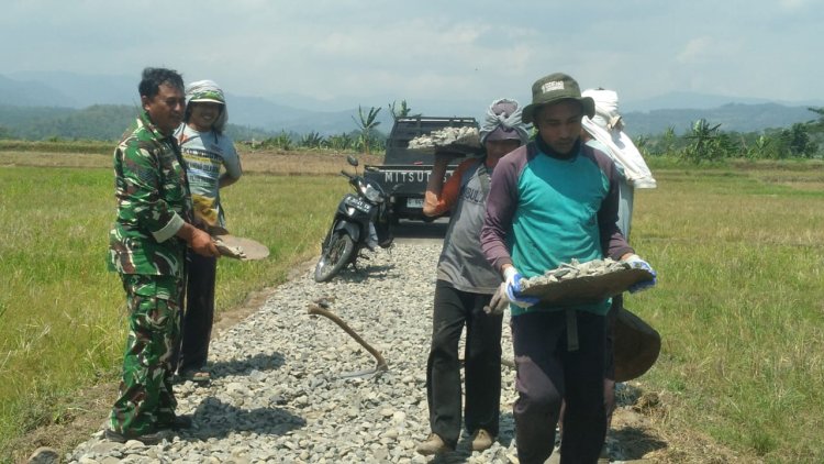 Satgas TMMD Reguler 125 Kodim 0710/Pekalongan Kebut Pengaspalan Jalan di Desa Windurojo Sepanjang 175 Meter