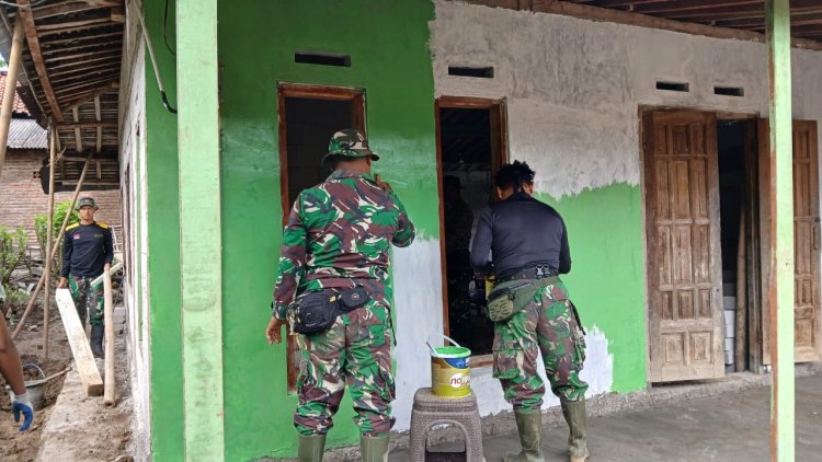 Satgas Tmmd Reguler 125 Kodim 0710/Pekalongan Finishing Rumah Pak Kardi Dengan Cat Hijau Army Di Dukuh Karangmoncol