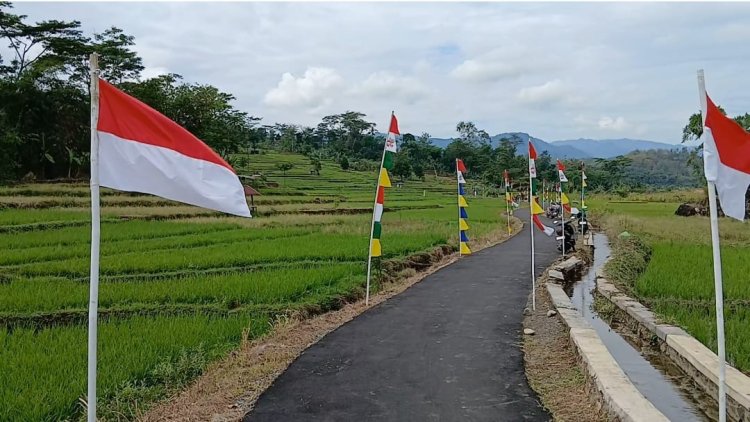 Jelang Penutupan Tmmd Reguler Ke-125, Kodim 0710/Pekalongan Pasang Umbul-Umbul Di Jalan Desa Windurojo