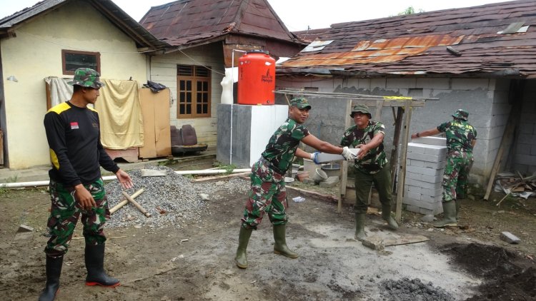 Anggota Satgas Tmmd Reguler Ke-125 Bantu Rapikan Rumah Warga Di Dukuh Karangmoncol