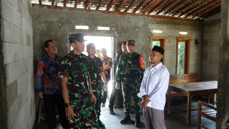 Usai Upacara Penutupan, Brigjen TNI Zainul Bahar Kunjungi Rumah Penerima Rehab RTLH di Windurojo