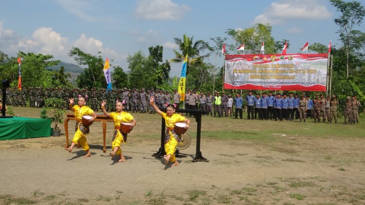 Tari Tradisional Warnai Penutupan TMMD Reguler ke-125 di Windurojo, Brigjen TNI Zainul Bahar Beri Apresiasi